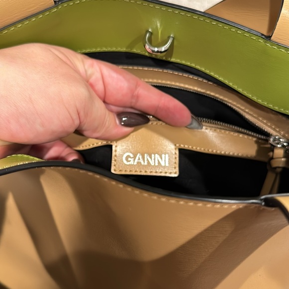 ๐ฉ๐ปโ๐ป Ganni Extra Wide Banner Tote - Picture 4 of 6